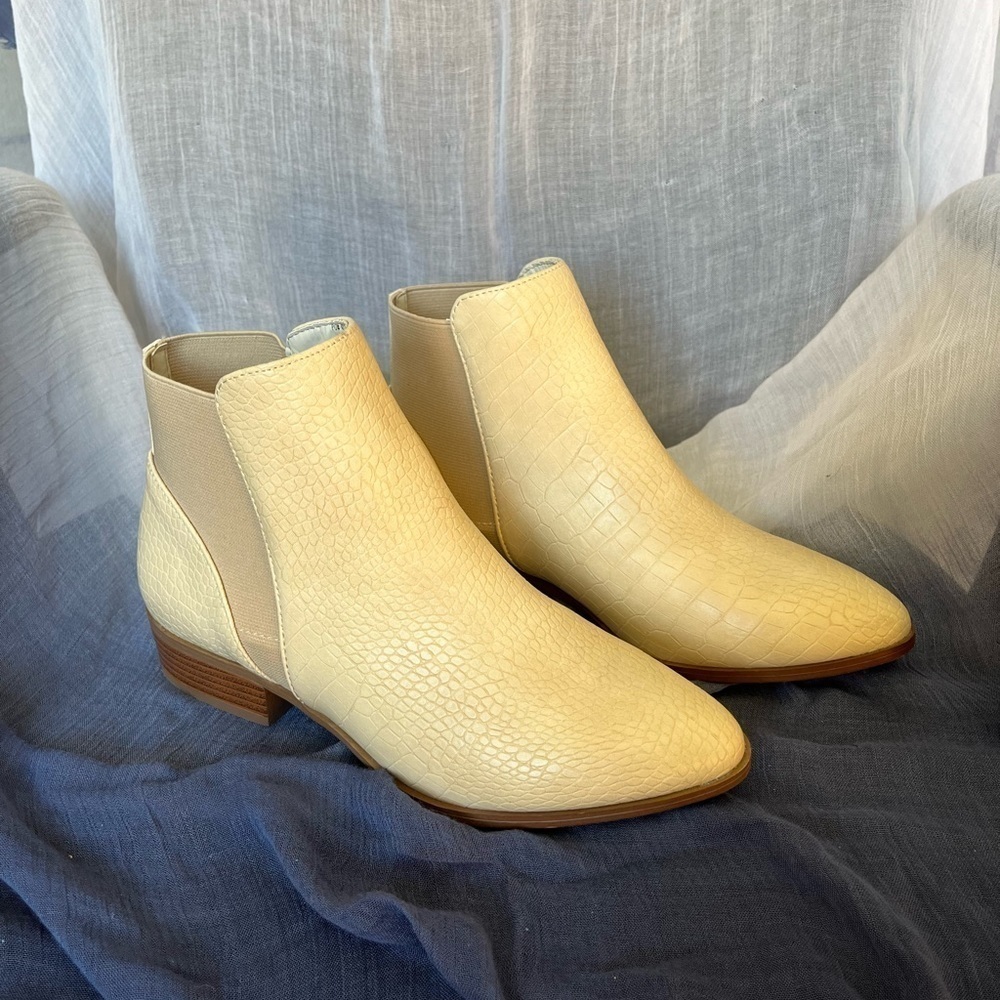 Cute cream color booties! Euc - size 8